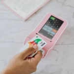 Transaksi pembayaran menggunakan kartu di mesin EDC